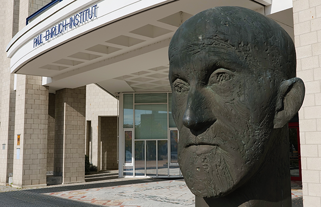 Eingang des Paul-Ehrlich-Instituts mit Kopf von Paul Ehrlich (Quelle: Morgenroth/Paul-Ehrlich-Institut)
