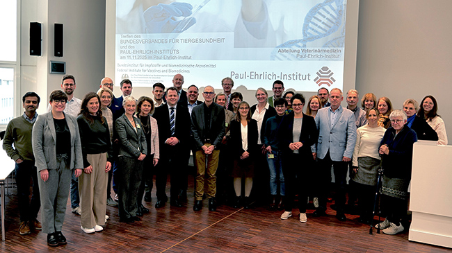 verweist auf: Paul-Ehrlich-Institut im Dialog mit dem Bundesverband für Tiergesundheit Gruppenfoto Teilnehmende Meeting