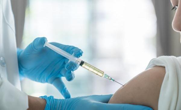 Impfstoffe für Menschen (Quelle: Witthaya Prasongsin/Cultura/Getty Images) (verweist auf: Lieferengpässe von Human-Impfstoffen)