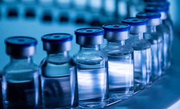 verweist auf: Lieferengpässe von Human-Impfstoffen Impfstoff-Ampullen (Quelle: momentum fotogra/Shutterstock.com) (verweist auf: Lieferengpässe von Human-Impfstoffen)