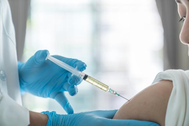 Impfstoffe für Menschen - Spritze wird gesetzt (Quelle: Gettyimages)