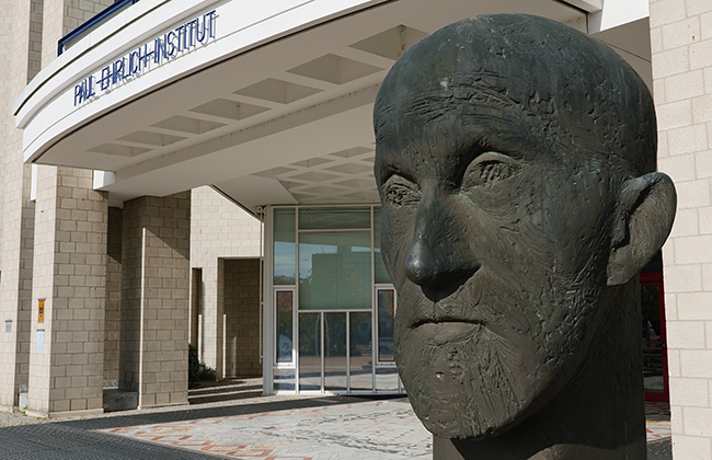 Eingang des Paul-Ehrlich-Instituts mit Kopf von Paul Ehrlich (Quelle: Paul-Ehrlich-Institut) Eingang des Paul-Ehrlich-Instituts mit Kopf von Paul Ehrlich (Quelle: Paul-Ehrlich-Institut)