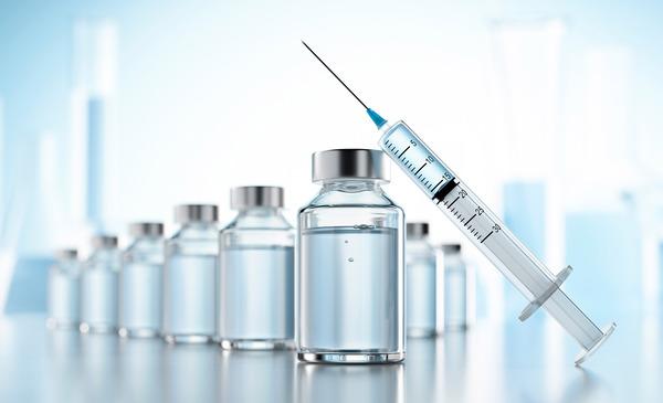 Impfstoffspritze und Ampullen (Quelle: peterschreiber.media/shutterstock.com) (verweist auf: ZEPAI)