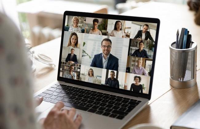 Nahaufnahme eines Laptop-Bildschirms mit mehreren Teilnehmern einer virtuellen Konferenz (Quelle: fizkes/Shutterstock.com) Nahaufnahme eines Laptop-Bildschirms mit mehreren Teilnehmern einer virtuellen Konferenz (Quelle: fizkes/Shutterstock.com)