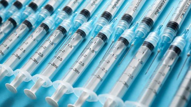 Impfstoff-Spritzen (Quelle: WINDCOLORS/Shutterstock) (verweist auf: Bestellung von Grippe-Impfstoffen durch Ärztinnen, Ärzte sowie Apothekerinnen und Apotheker sollte umgehend erfolgen)