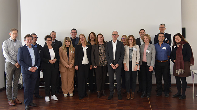 Gruppenfoto Teilnehmende des Jahresgesprächs Paul-Ehrlich-Institut und Pharma Deutschland Gruppenfoto Teilnehmende des Jahresgesprächs Paul-Ehrlich-Institut und Pharma Deutschland