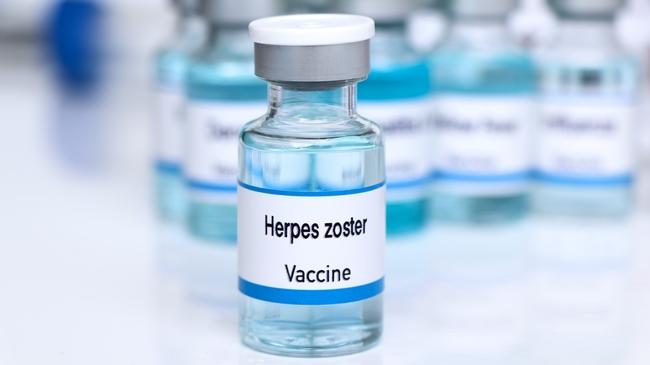 Herpes Zoster-Impfstoff Ampulle (Quelle: chemical industry/Shutterstock.com) (verweist auf: Studienergebnisse zu gemeldeten Verdachtsfällen von Hautreaktionen im zeitlichen Zusammenhang mit der Shingrix-Impfung gegen Herpes zoster und postherpetische Neuralgie)