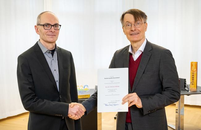Übergabe der Urkunde von Prof. Dr. Karl Lauterbach (rechts) an apl. Prof. Dr. Stefan Vieths (links) Übergabe der Urkunde von Prof. Dr. Karl Lauterbach (rechts) an apl. Prof. Dr. Stefan Vieths (links)