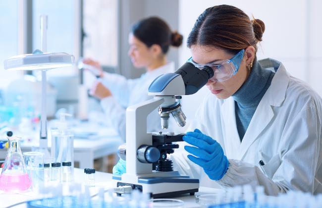 Junge Wissenschaftlerinnen im Labor Junge Wissenschaftlerinnen im Labor