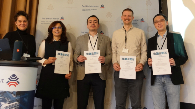 verweist auf: Langener Nachwuchswissenschaftspreis 2025: Forschungsleistungen zu CAR-T-Zelltherapie, gezielter Gentherapie und SARS-CoV-2-Infektionen prämiert V.l.n.r.: Prof. (apl.) Dr. Zoe Waibler, kommissarische Vizepräsidentin des Paul-Ehrlich-Instituts, die Preistragenden Dr. Arezoo Jamali, Dr. Muhammed Burak Demircan, Dr. Luca J. Zinser, Dr. Bingqian Qu. Nicht im Bild: Preisträger Naphang Ho.