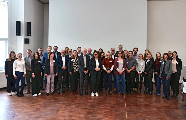 Gruppenfoto Teilnehmende des Jahresgesprächs Paul-Ehrlich-Institut und Pharma Deutschland Gruppenfoto Teilnehmende des Jahresgesprächs Paul-Ehrlich-Institut und Pharma Deutschland