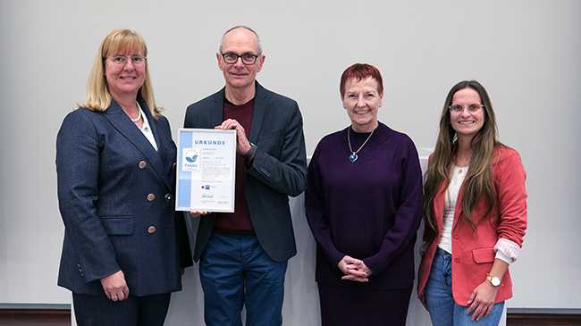 verweist auf: Wichtiger Schritt für mehr Nachhaltigkeit: Paul-Ehrlich-Institut erhält EMAS-Zertifizierung V. l. n. r.: Kirsten Schoder-Steinmüller, Präsidentin der IHK Offenbach am Main, Prof. (apl.) Dr. Stefan Vieths, Präsident des Paul-Ehrlich-Instituts, Dr. Ute Pfitzner, Abteilungsleiterin Verwaltung, Natascha Ebert, Nachhaltigkeitsbeauftragte.