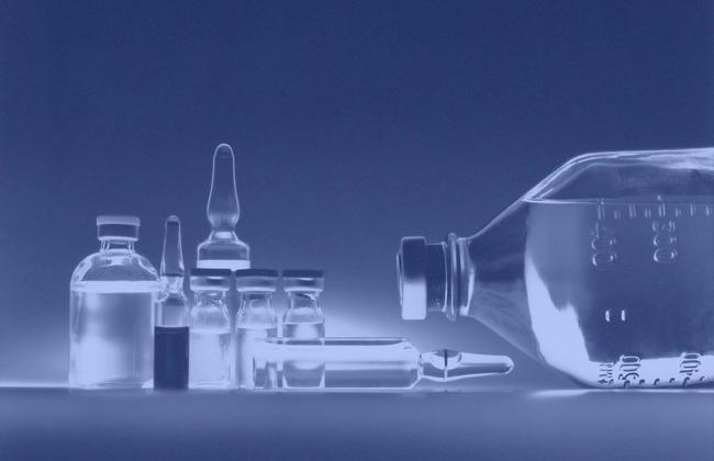 Flaschen und Ampullen von biomedizinischen Arzneimitteln (Quelle: Bill Branson/National Cancer Institute)