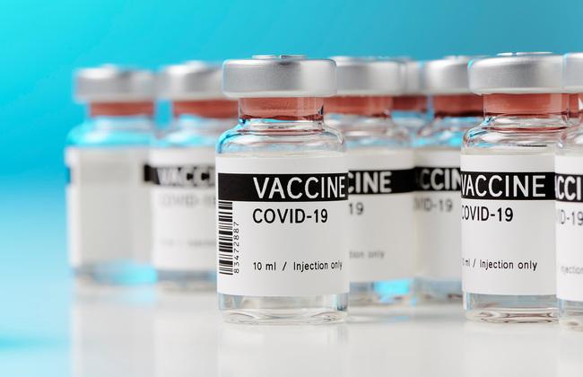 COVID-19-Impfstoff-Ampullen (Quelle: MPhoto/Shutterstock.com)