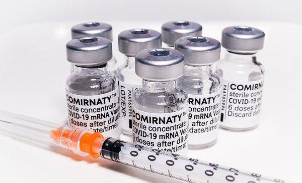 Ampullen Impfstoff Comirnaty und Spritze (Quelle: Squarespace/Pixabay.com) (verweist auf: Ausschuss für Humanarzneimittel bei der EMA empfiehlt Zulassungserweiterung für den COVID-19-Impfstoff Comirnaty von BioNTech/Pfizer ab 5 Jahren)