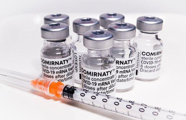 Ampullen Impfstoff Comirnaty und Spritze (Quelle: Squarespace/Pixabay.com)