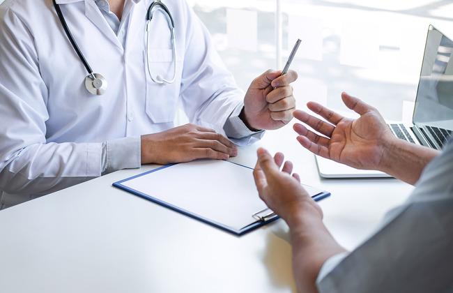 Ärztliche Beratung (Quelle: superOMo/Shutterstock.com) Ärztliche Beratung (Quelle: superOMo/Shutterstock.com)