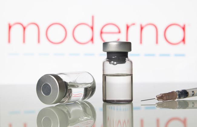 Ampullen Impfstoff Moderna (Spikevax) und Spritze (Quelle: pcruciatti/shutterstock.com) Ampullen Impfstoff Moderna (Spikevax) und Spritze (Quelle: pcruciatti/shutterstock.com)