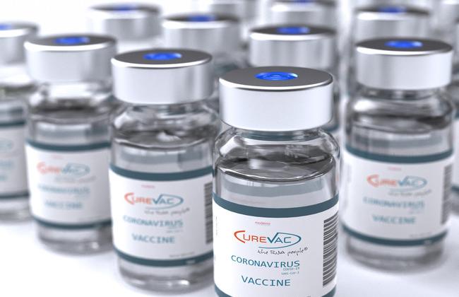 COVID-19-Impfstoff-Ampullen CureVac (Quelle: Giovanni Cancemi/Shutterstock.com)