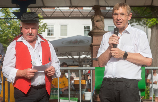 Ebbelwoi-Daaf (Apfelweintaufe) in Langen mit Prof. Klaus Cichutek (rechts) (Quelle: M.Strohfeldt/www.nachelf.de)