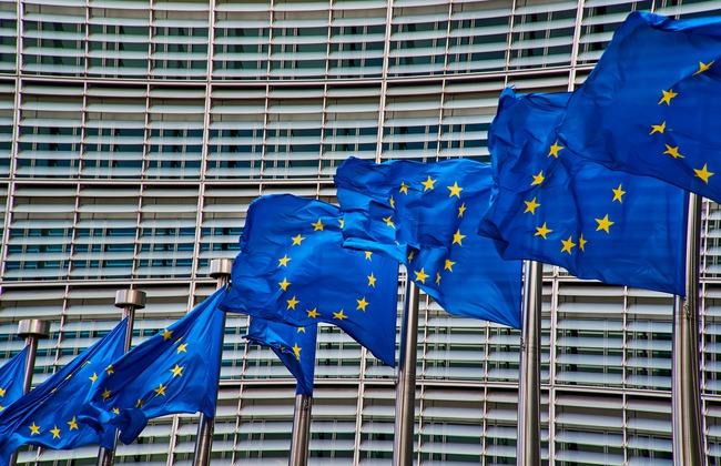 EU-Flaggen vor dem Gebäude der Europäischen Kommission in Brüssel EU-Flaggen vor dem Gebäude der Europäischen Kommission in Brüssel