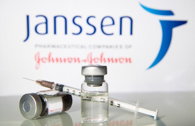 COVID-19-Impfstoff Janssen (Quelle: pcruciatti/shutterstock.com)