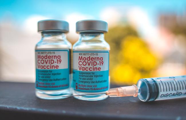 COVID-19-Impfstoff-Ampullen und Spritze Moderna Vaccine (Quelle: Dong Nhat Huy/Shutterstock.com)