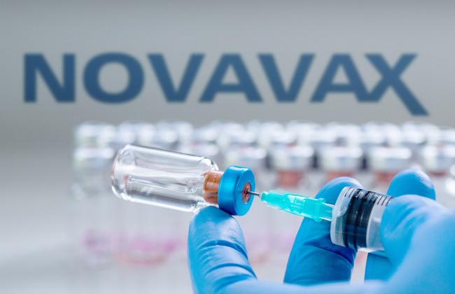 COVID-19-Impfstoff Novavax (Quelle: Melinda Nagy/Shutterstock.com)