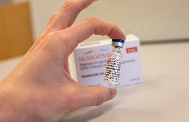 COVID-19-Impfstoff-Ampulle Nuvaxovid wird in Hand gehalten  (Quelle: cortex-film/Shutterstock.com)