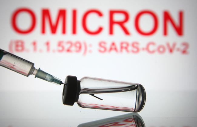 Impfstoff-Ampulle vor Schriftzug Omicron (Quelle: viewimage/Shutterstock.com) Impfstoff-Ampulle vor Schriftzug Omicron (Quelle: viewimage/Shutterstock.com)