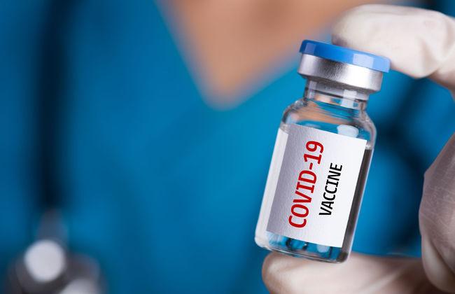 COVID-19-Impfstoff wird in Hand gehalten (Quelle: Siam.Pukkato/Shutterstock.com)