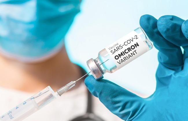 COVID-19-Impfstoff-Spritze wird in Hand gehalten (Quelle: Shutterstock.com) COVID-19-Impfstoff-Spritze wird in Hand gehalten (Quelle: Shutterstock.com)