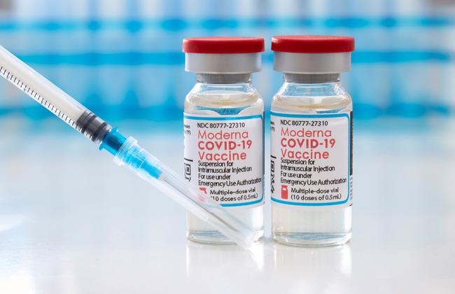 COVID-19-Impfstoff Spikevax (Quelle: oasisamuel/Shutterstock.com)