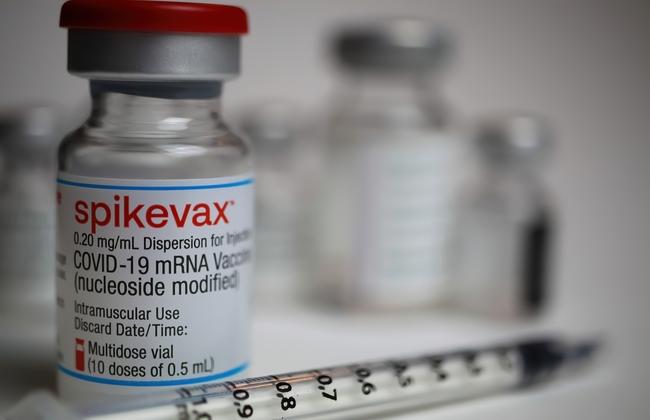 COVID-19-Impfstoff-Ampulle Spikevax (Quelle: Ralf Liebhold/Shutterstock.com)