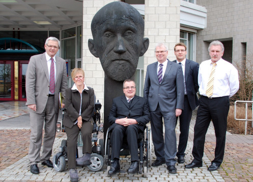 Gruppenfoto vom Besuch des Bundesbeauftragten für die Belange behinderter Menschen im PEI; von links nach rechts: Hubert Hüppe,Annetraud Grote, Clemens Beraus, Werner Koch, Dr. Christian Schmidt, Klaus Posselt Gruppenfoto vom Besuch des Bundesbeauftragten für die Belange behinderter Menschen im PEI; von links nach rechts: Hubert Hüppe,Annetraud Grote, Clemens Beraus, Werner Koch, Dr. Christian Schmidt, Klaus Posselt