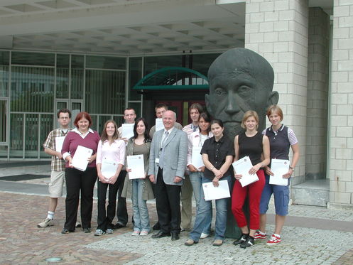 Die Auszubildenden mit Prof. Löwer Die Auszubildenden mit Prof. Löwer