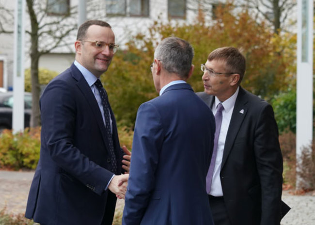 Begrüßung von Bundesgesundheitsminister Jens Spahn vor dem PEI Begrüßung von Bundesgesundheitsminister Jens Spahn vor dem PEI