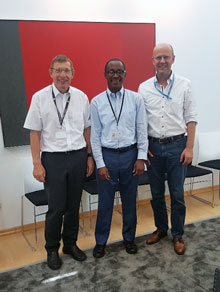 V. l. n. r.: Prof. Dr. Klaus Cichutek (Präsident PEI), Dr. David Mukanga, Dr. Christoph Conrad (PEI). V. l. n. r.: Prof. Dr. Klaus Cichutek (Präsident PEI), Dr. David Mukanga, Dr. Christoph Conrad (PEI).