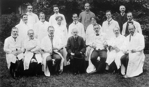 Paul Ehrlich (erste Reihe, Mitte) und seine Mitarbeiterinnen und Mitarbeiter (Quelle: PEI) Paul Ehrlich (erste Reihe, Mitte) und seine Mitarbeiterinnen und Mitarbeiter (Quelle: PEI)