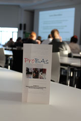 ProBAs-Abschlussveranstaltung: Flyer auf Tisch im PEI-Hörsaal (Quelle: PEI)