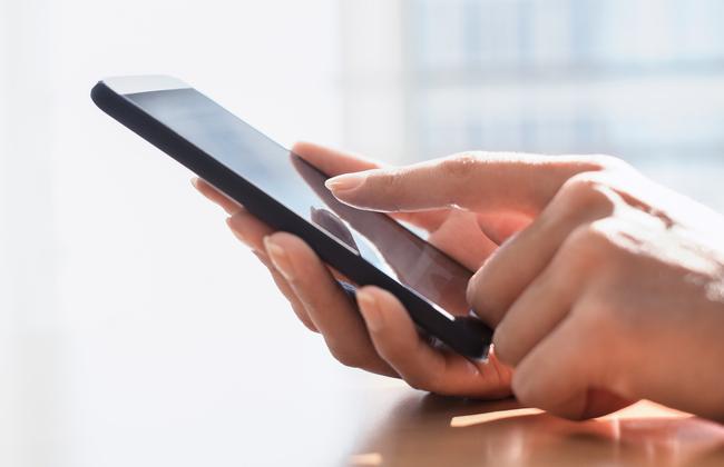 Smartphone wird in einer Hand gehalten. Smartphone wird in einer Hand gehalten.