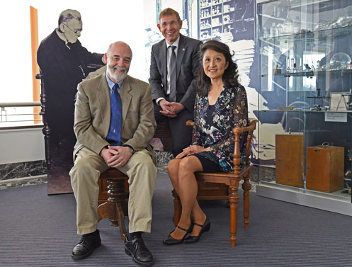 Von links nach rechts: Prof. Dr. Patrick S. Moore, Prof. Dr. Klaus Cichutek (Präsident PEI), Prof. Dr. Yuan Chang.