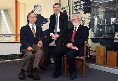 Von links nach rechts: Prof. David Wallach, Prof. Klaus Cichutek (Präsident des PEI), Prof. Anthony Cerami. Von links nach rechts: Prof. David Wallach, Prof. Klaus Cichutek (Präsident des PEI), Prof. Anthony Cerami.