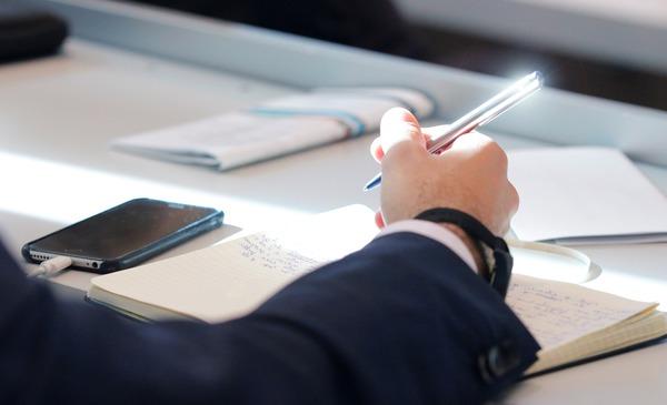 verweist auf: 19. Deutscher Allergiekongress Veranstaltungs-Teilnehmer macht sich Notizen (Quelle: Pixabay) (verweist auf: 19. Deutscher Allergiekongress)