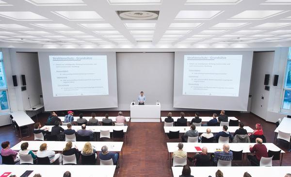 refer to: Integrating physics-based models, advanced computing, and AI for the analysis of biophysical data PEI Veranstaltung im Hörsaal (refer to: Integrating physics-based models, advanced computing, and AI for the analysis of biophysical data)