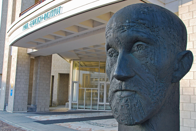 Entrance of the institute with head of Paul Ehrlich (Source: Morgenroth/Paul-Ehrlich-Institut)