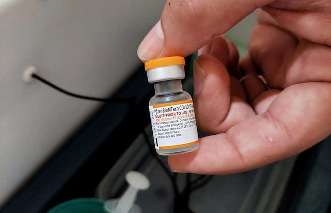 COVID-19 vaccine Pfizer-BioNTech / Comirnaty for children is held in hand (Source: Tarcisio Schnaider/Shutterstock.com) COVID-19 vaccine Pfizer-BioNTech / Comirnaty for children is held in hand (Source: Tarcisio Schnaider/Shutterstock.com)