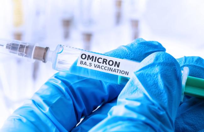 COVID-19 vaccine syringe with label Omikron BA.5 (Source: Tobias Arhelger/Shutterstock.com) COVID-19 vaccine syringe with label Omikron BA.5 (Source: Tobias Arhelger/Shutterstock.com)