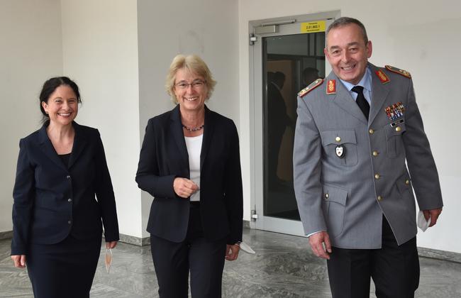 From left to right: Professor Isabelle Bekeredjian-Ding (ZEPAI), Dr Gesa Miehe-Nordmeyer (Federal Government), Major General Carsten Breuer (Source: B.Morgenroth/Paul-Ehrlich-Institut)
