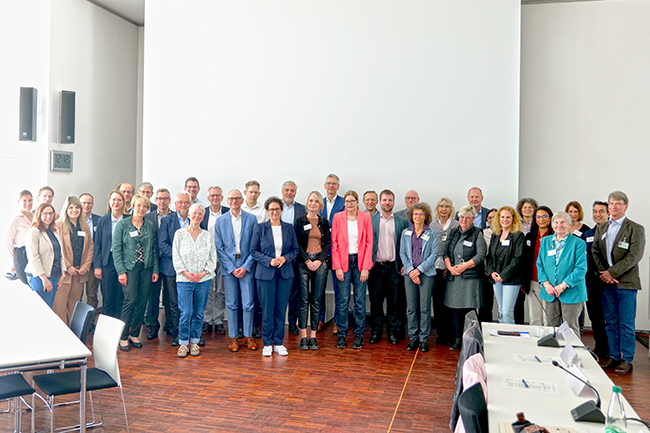 Participants in this year's dialogue between the Paul-Ehrlich-Institut and the German Pharmaceutical Industry Association Participants in this year's dialogue between the Paul-Ehrlich-Institut and the German Pharmaceutical Industry Association